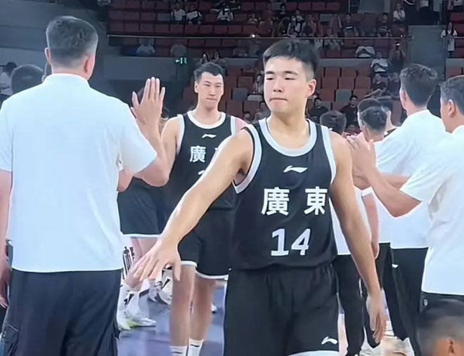 广东队轻取四川队，展现CBA霸主地位 这场中四大名酒杯没得悬念