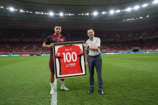 上海海港绝杀武汉三镇，莱昂纳多压哨神迹成中超焦点