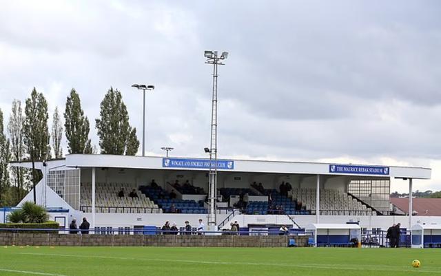 英格兰足球震惊！前阿森纳青训比利维加场边撞墙不幸去世，安全隐患曝光引发舆论风暴