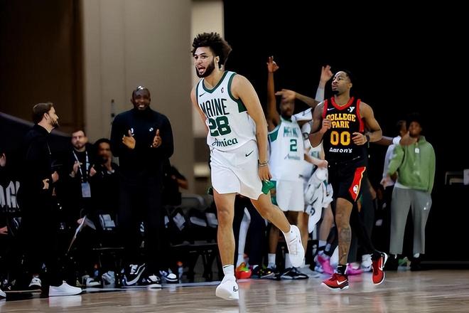 湖人签两名年轻锋线小将，裁掉两人引关注，真豪华还是花瓶？