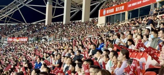 烟台足球回归不是游戏 是17年球迷情怀和城市精神的大爆发