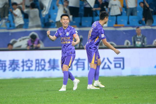 中超惨淡一幕：津门虎1比0险胜河南，球场焦点竟是伤退和裁判哨声